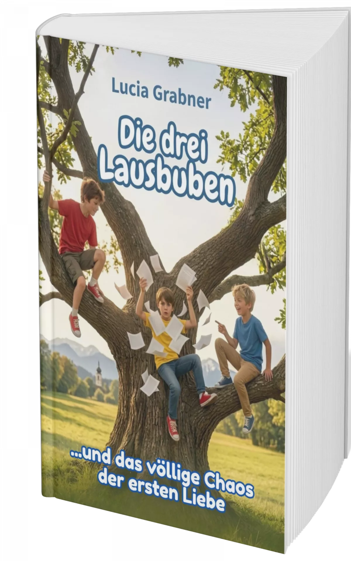 Buchcover für ‚Die drei Lausbuben ...und das völlige Chaos der ersten Liebe‘ von Lucia Grabner. Das Bild zeigt drei Jungen, die in einer großen Linde sitzen. Einer trägt ein rotes T-Shirt und sitzt oben links auf einem Ast. Ein weiterer Junge in einem gelben T-Shirt sitzt in der Mitte und lässt verstreut weiße Papierblätter in die Luft wirbeln. Der dritte Junge in einem blauen T-Shirt sitzt rechts und zeigt lachend auf ihn. Im Hintergrund erstreckt sich eine sonnige Wiesenlandschaft mit einer Kirche in der Ferne und Bergen am Horizont..